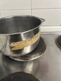 Poêle avec le.scotch non retiré