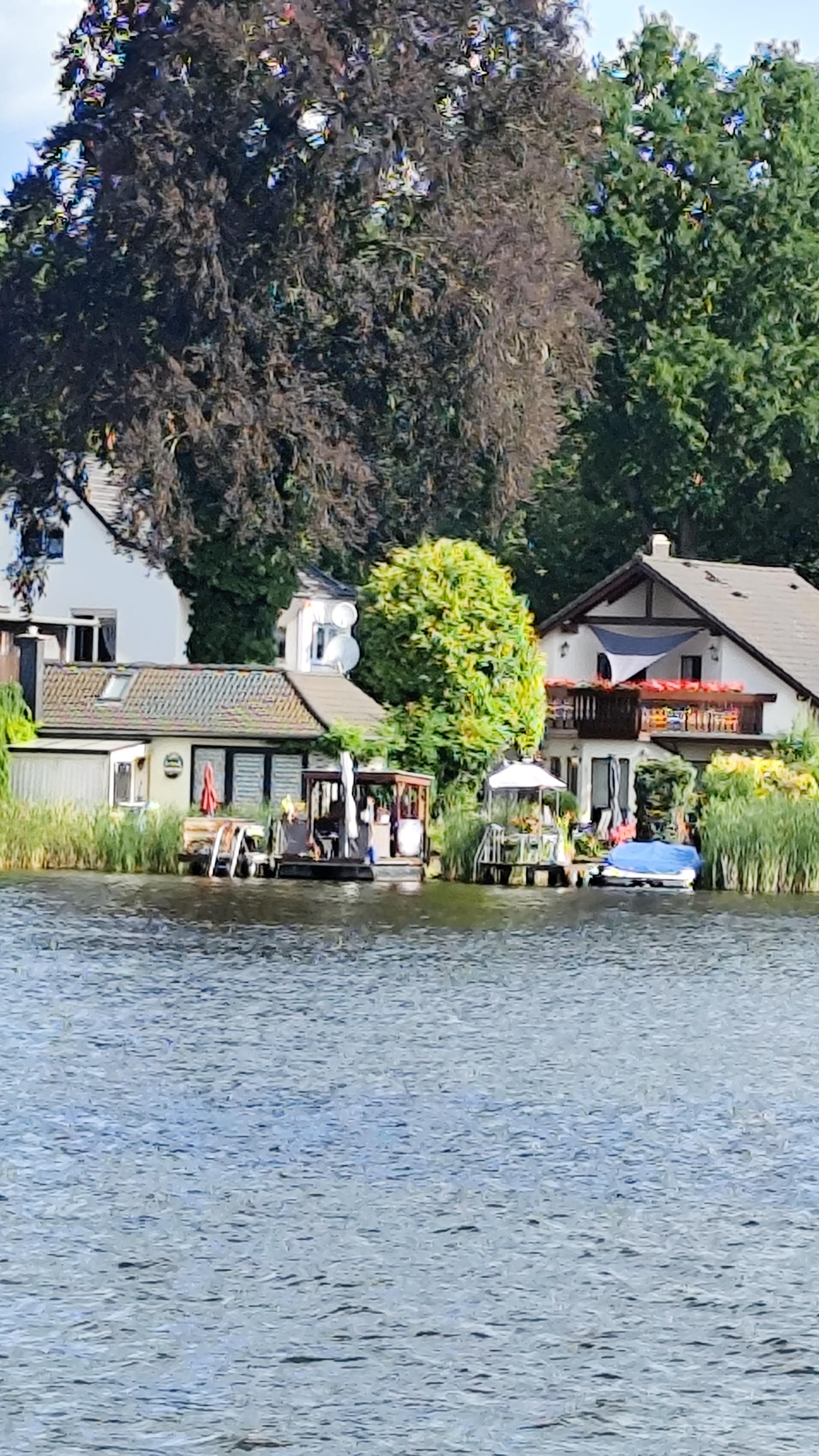 Unterkunft von der gegenüberliegenden Seeseite fotografiert