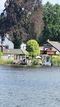 Unterkunft von der gegenĂŒberliegenden Seeseite fotografiert