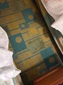 Floor between beds