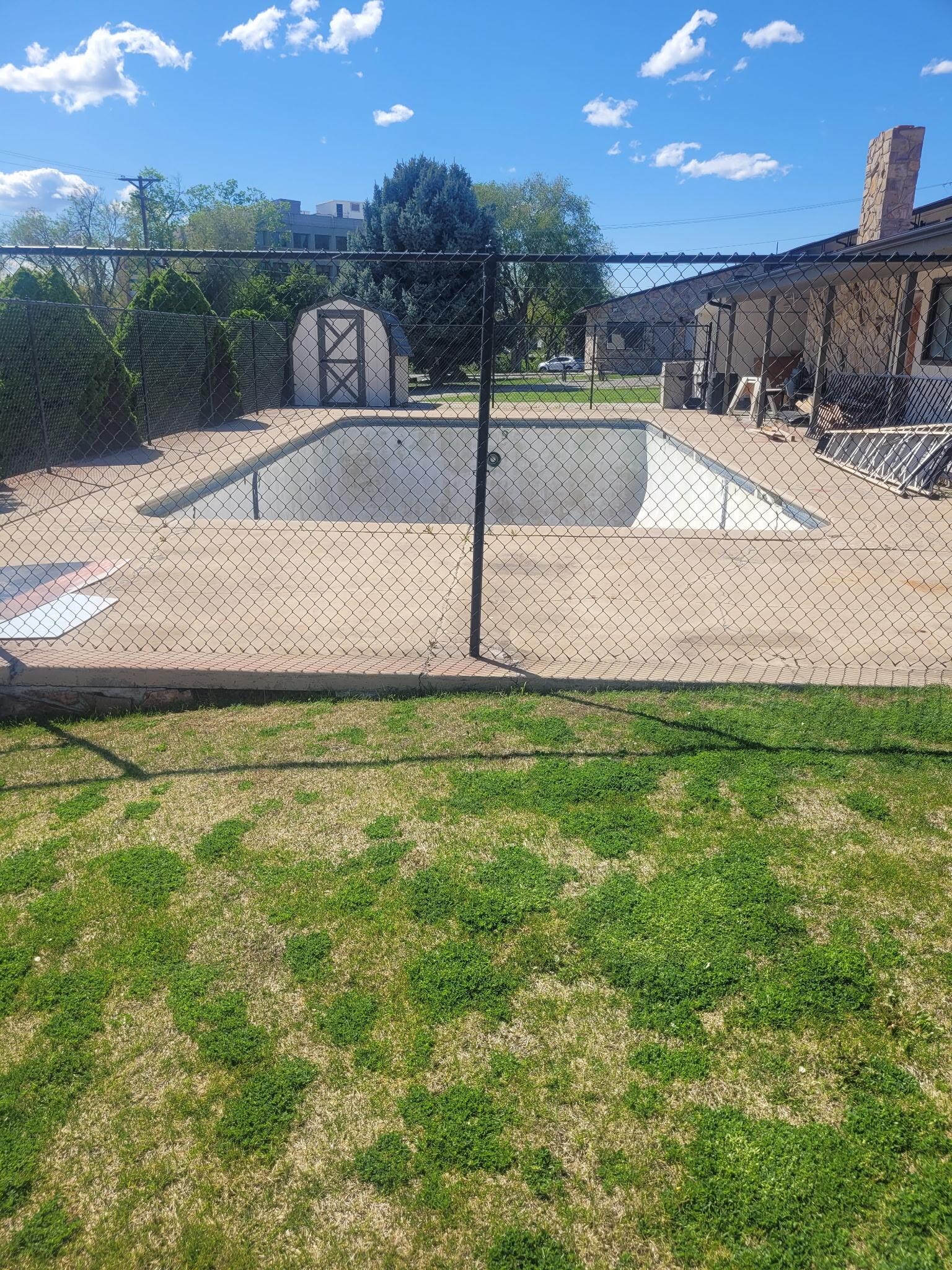 Wonderful well maintained pool! Hours of enjoyment found here.