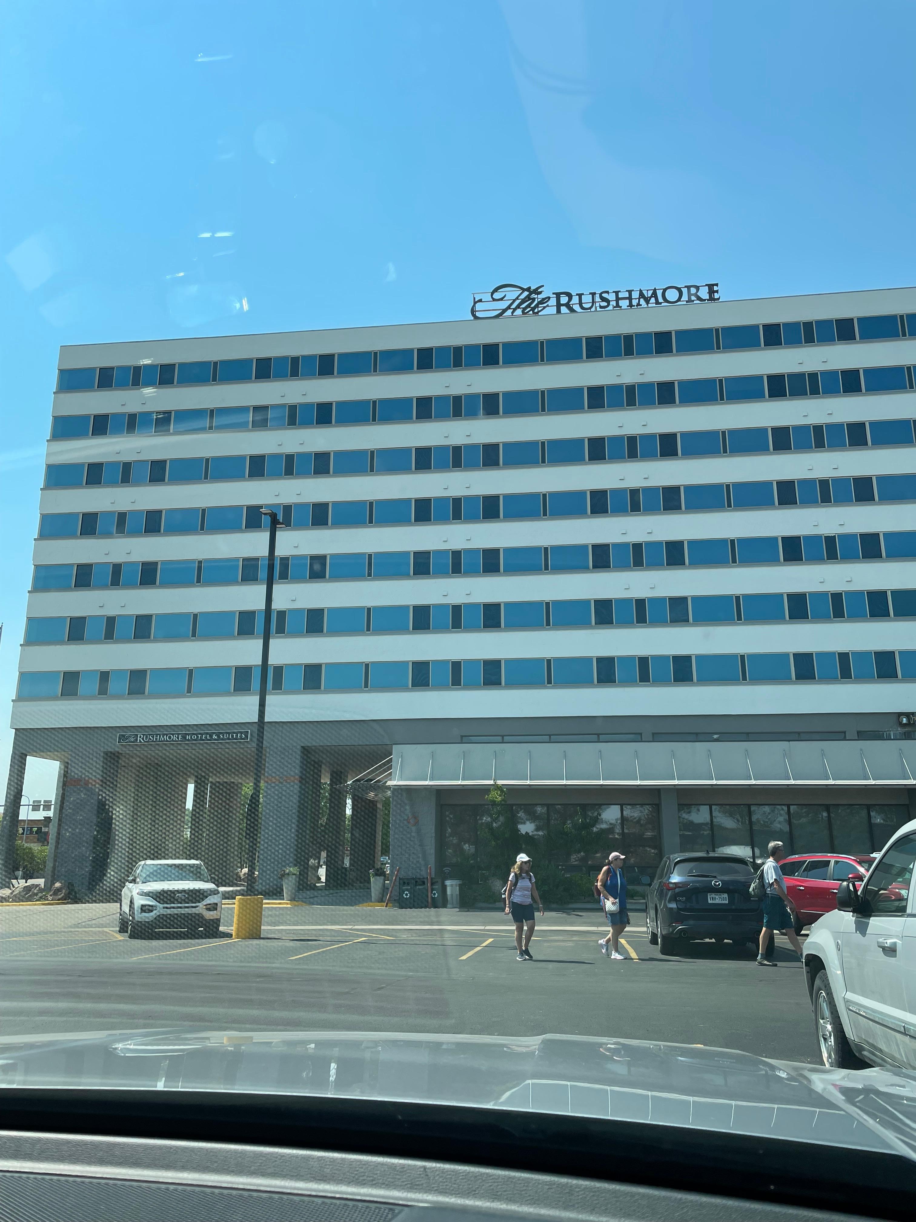 Hotell sett fra parkeringsplassen 