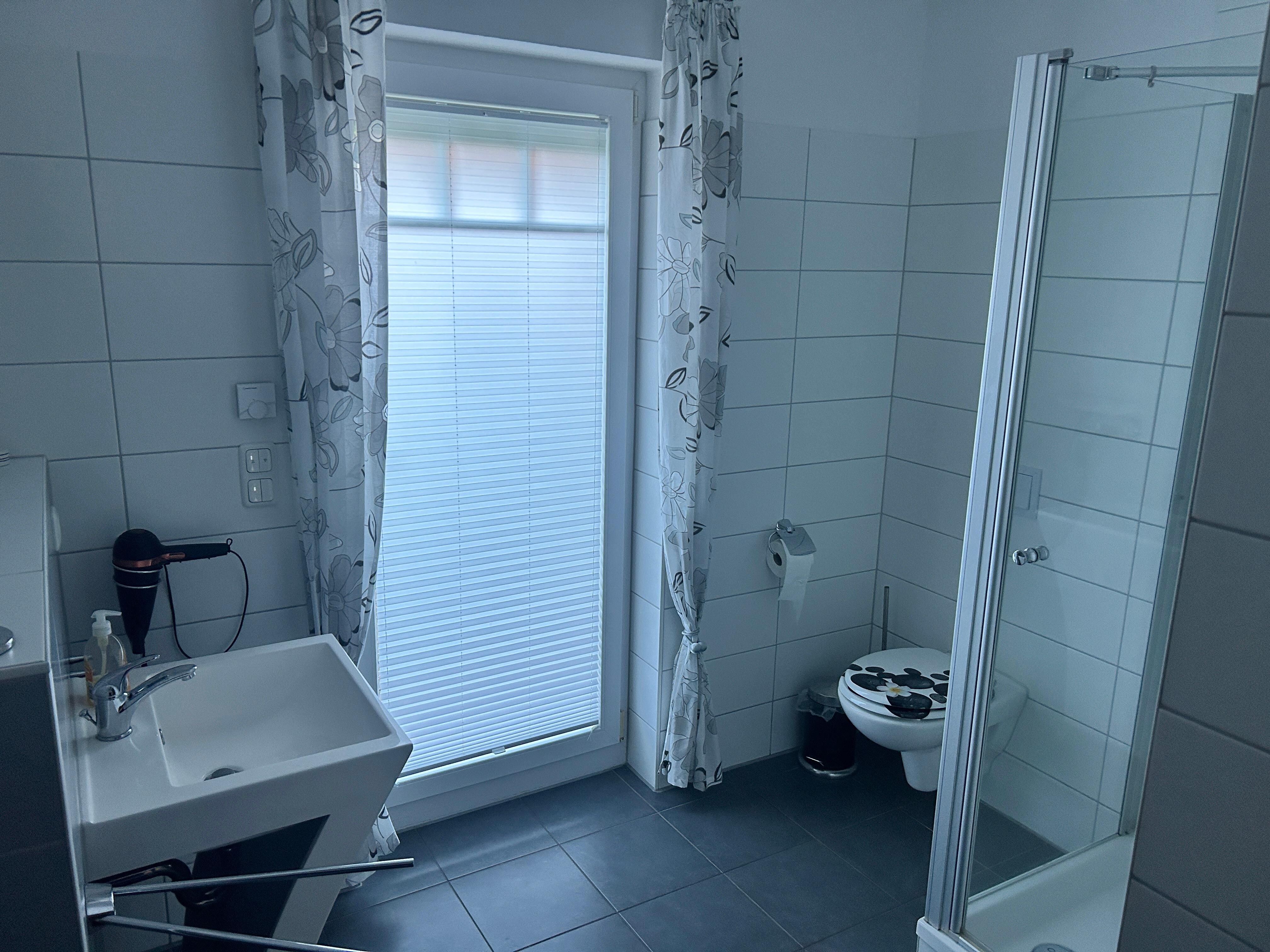 Drei modern eingerichtete Badezimmer und eine extra Toilette 