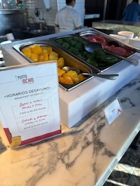 Café da manhã com opções de frutas