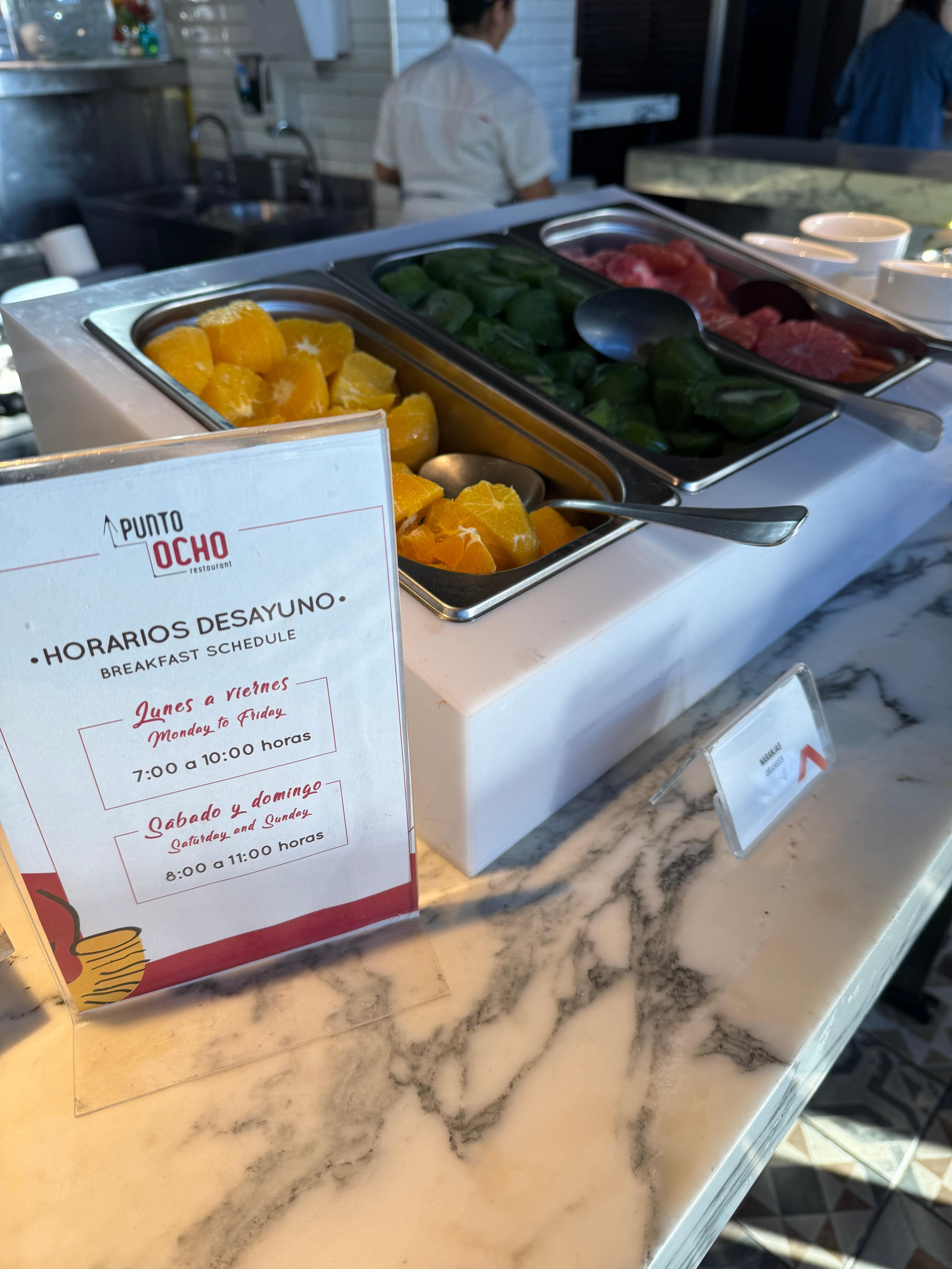 Café da manhã com opções de frutas