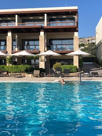Pool Island Blue Hotel