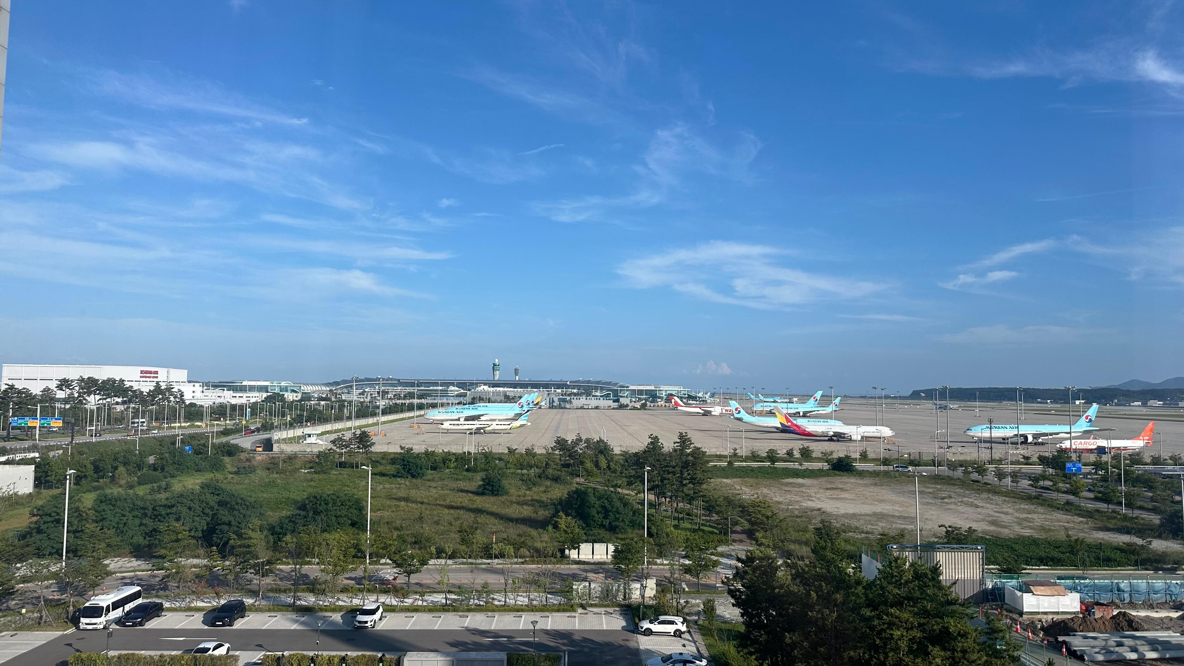 Vista de la zona de aterrizaje o despegue desde el cuarto de hotel.
