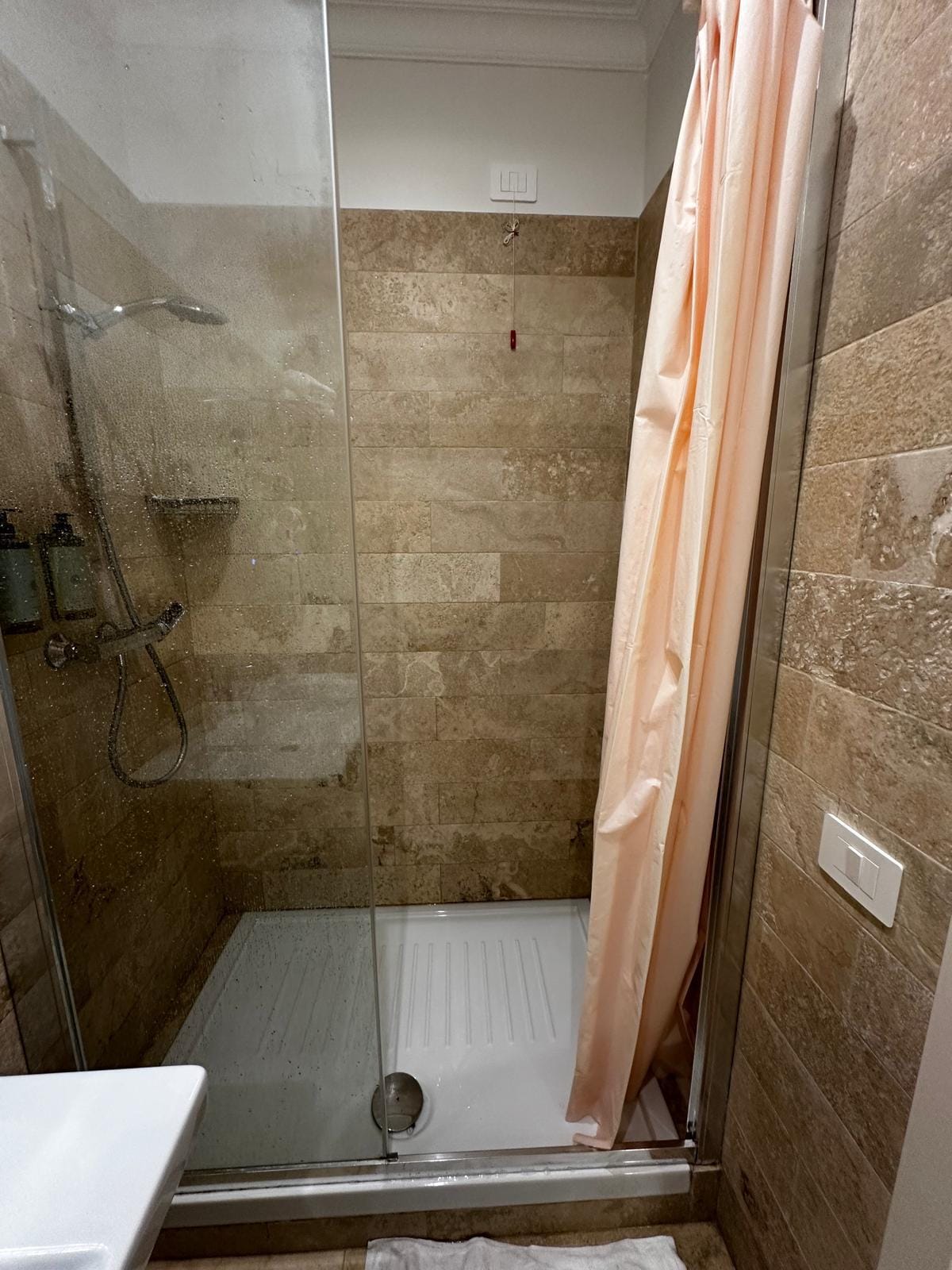 The shower screen door was missing, and it was obvious from the marks and fittings that it had been broken off. The bathroom in the other room had a proper shower screen door, so the damage in this one was very clear.
