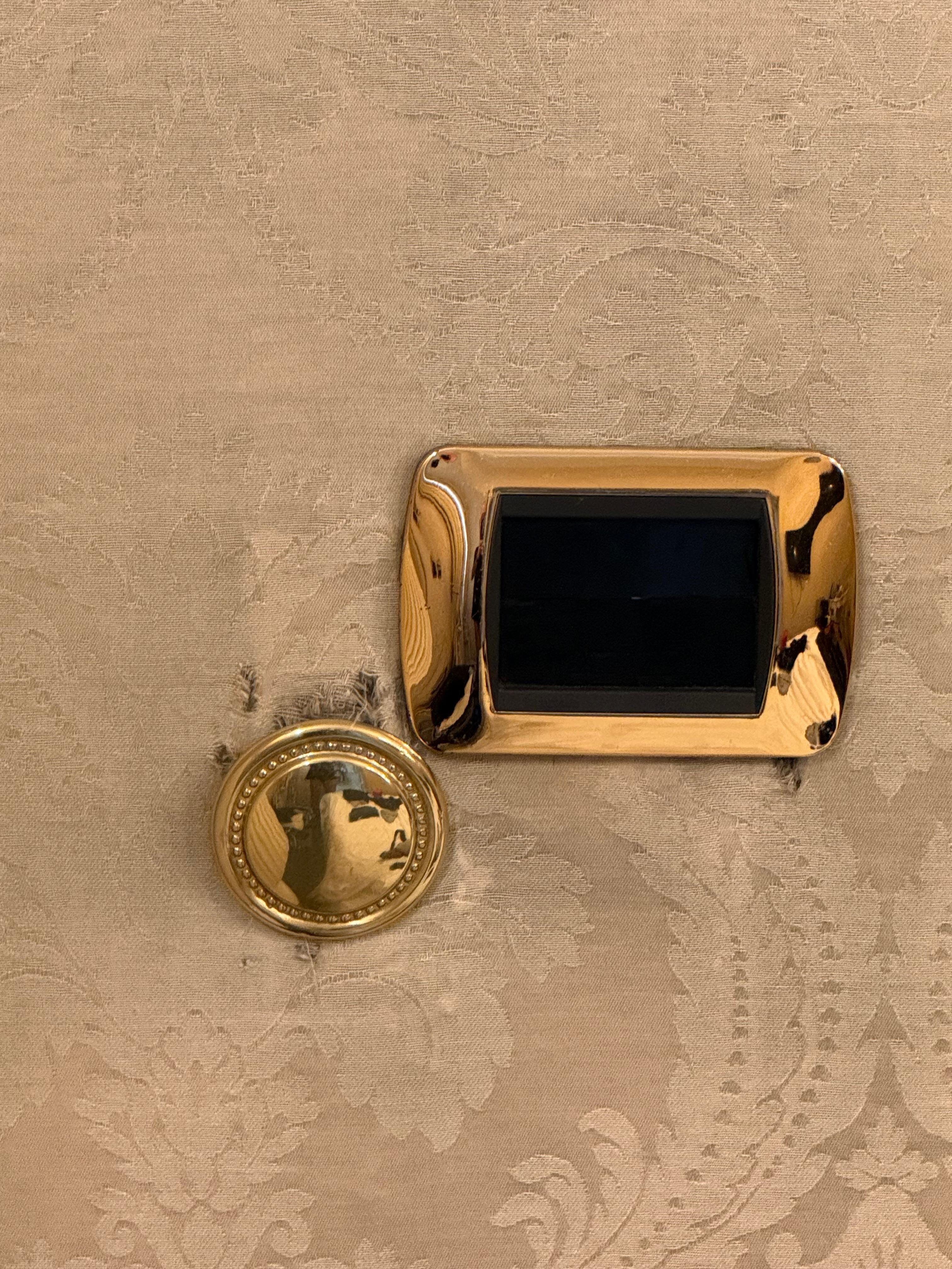 Duvarların delik ve pis görünen yerleri