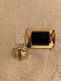 Duvarların delik ve pis görünen yerleri