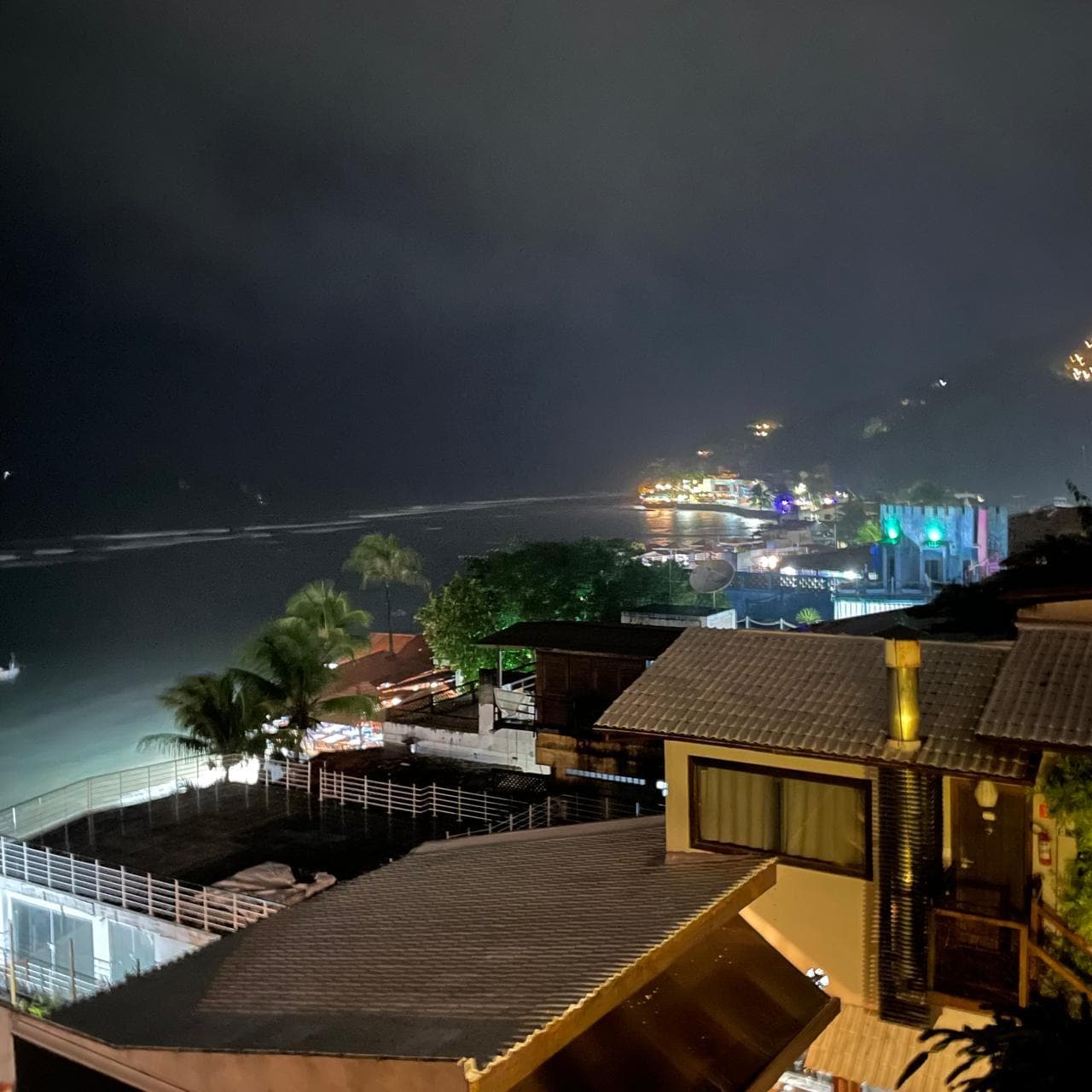 Vista noturna da varandinha do quarto
