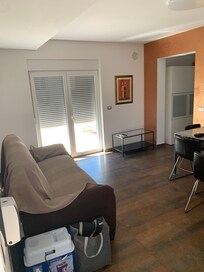 Eltern Schlafzimmer mit großem Bett & Kleiderschrank mit Blick in den Garten