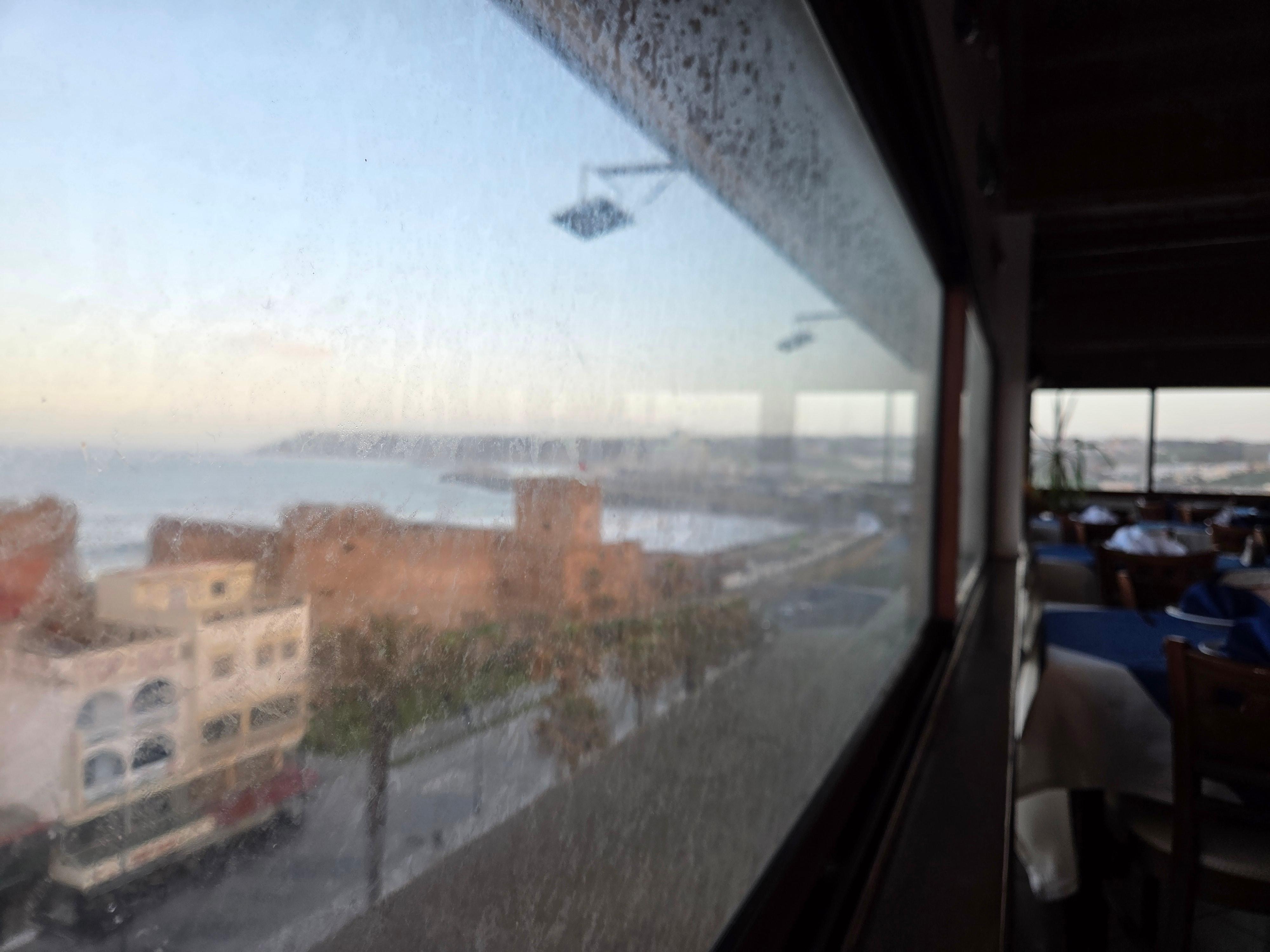 Une tres vue du restaurant, les embruns des tempêtes hivernaless'accumulent sur les vitres, 