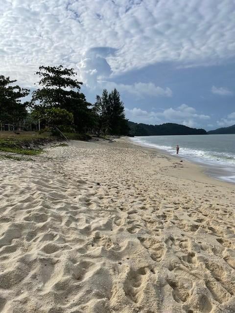 Den närmaste stranden Pantai Tengah