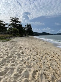 Den närmaste stranden Pantai Tengah