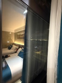 Hot cozy shower, on eminent to LaGuardia and JFK