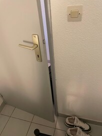 la porte de la chambre ne se ferme pas