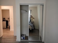 Placard sans étagères ni cintres et porte deboitee