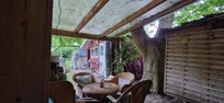 Die Sitzgruppe außen ist für alle Fälle überdacht. Die Zimmer sind sauber und ordentlich, es gibt auch die Möglichkeit, sie zu heizen. Wie hatten etwas kühle Nächte.