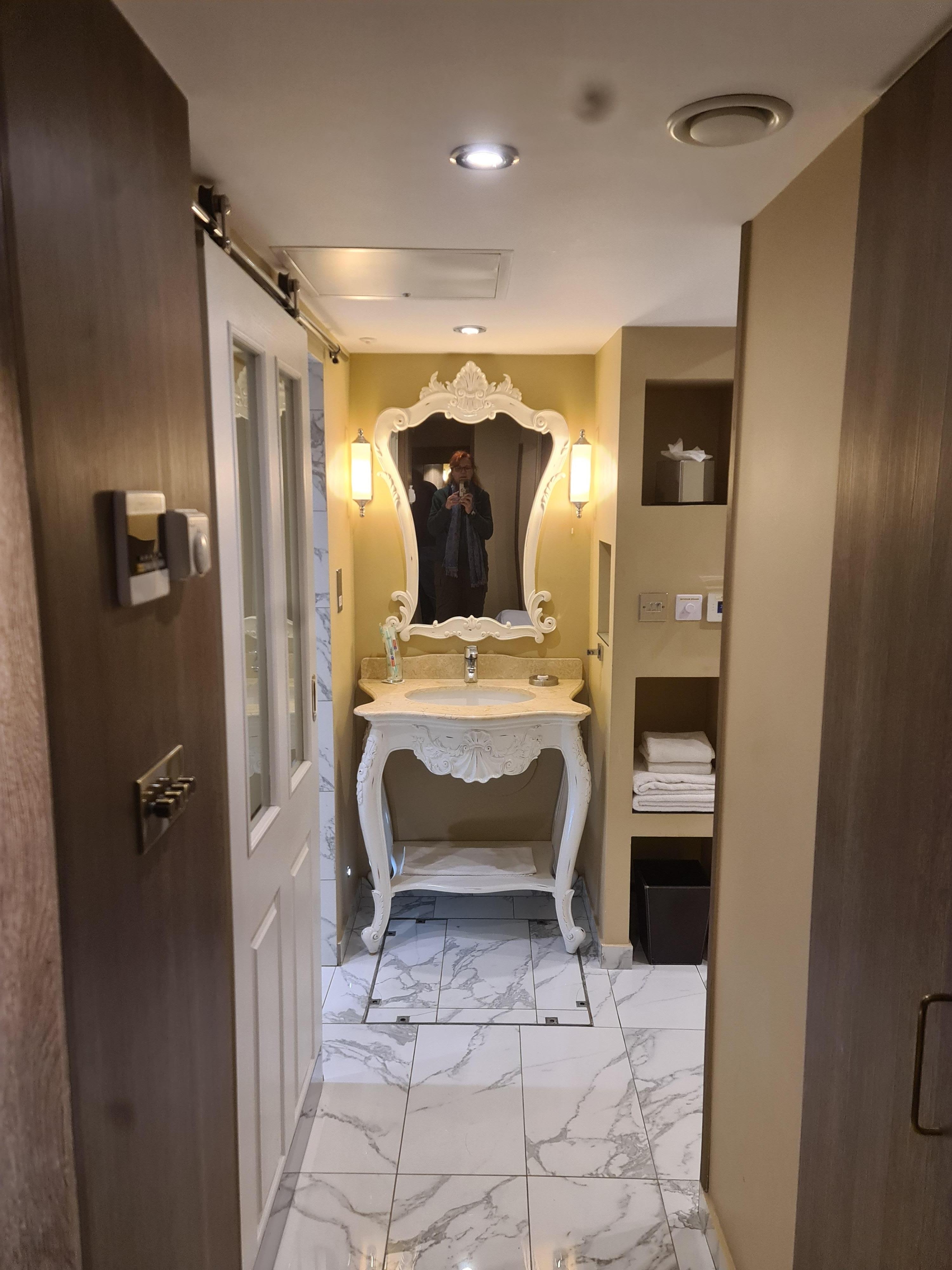 Blick vom Schlafbereich auf Waschbecken