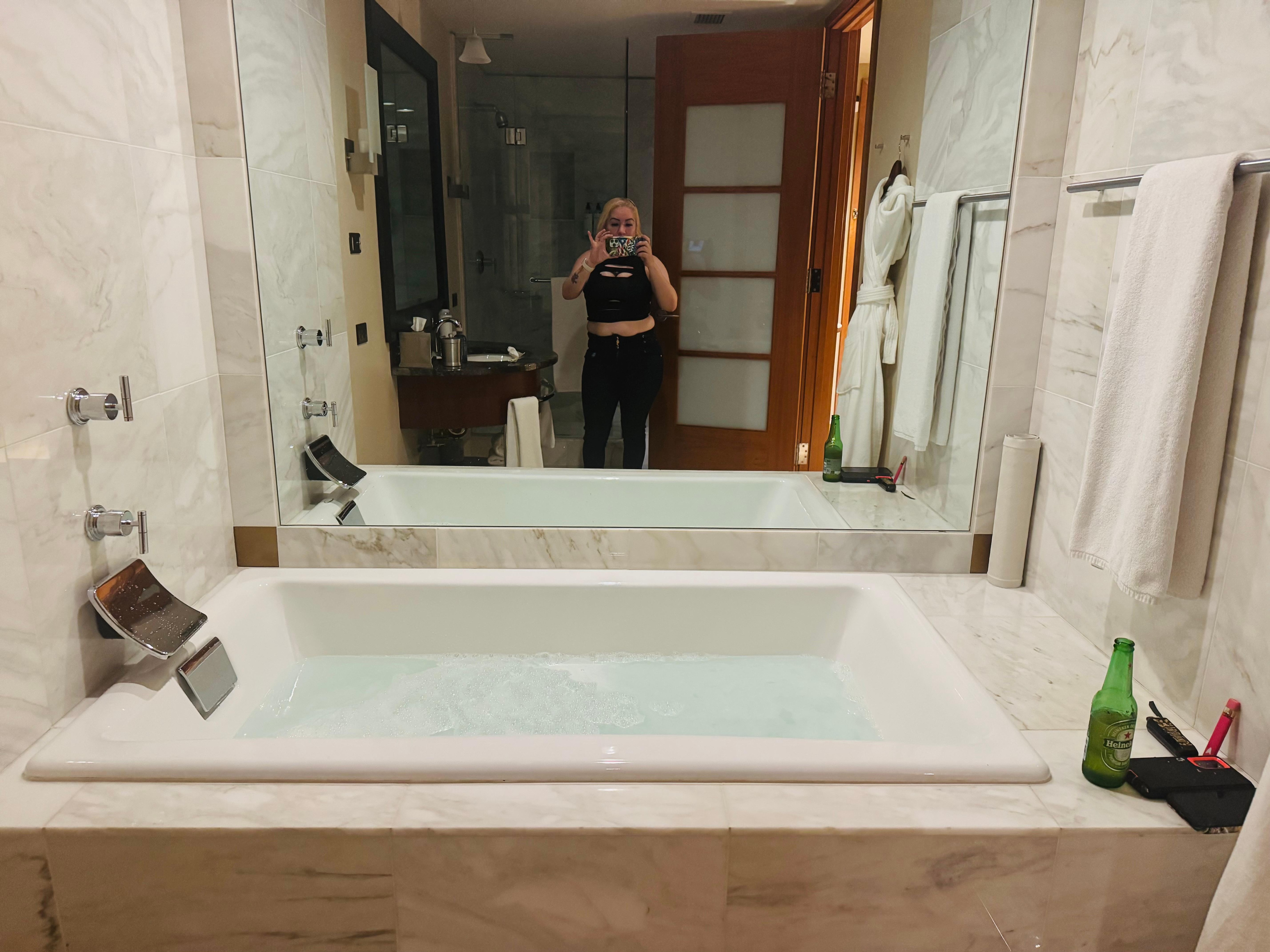 Bathtub was super clean and amazing, definitely recommend.