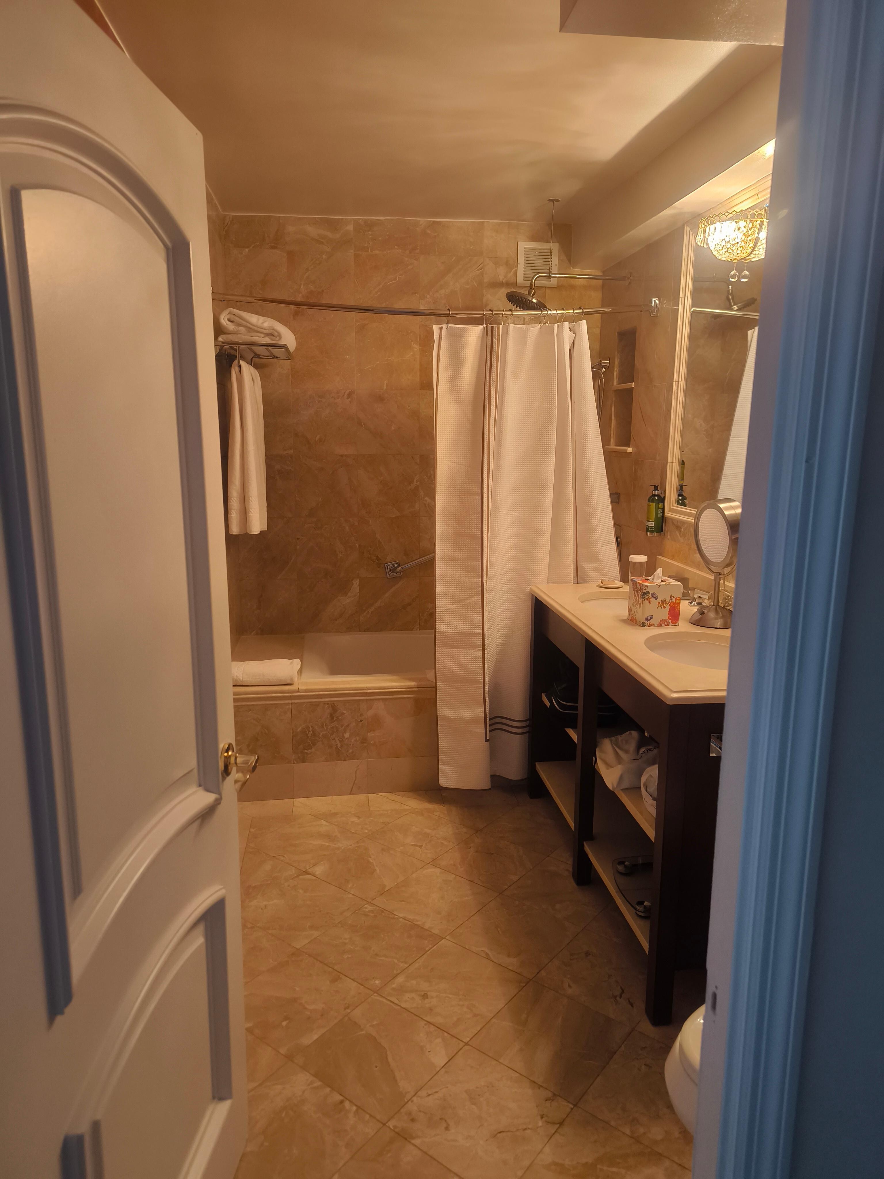 Großes Badezimmer 