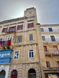 the very top is our upper room-kitchen , outdoor viewand shower and bath ....