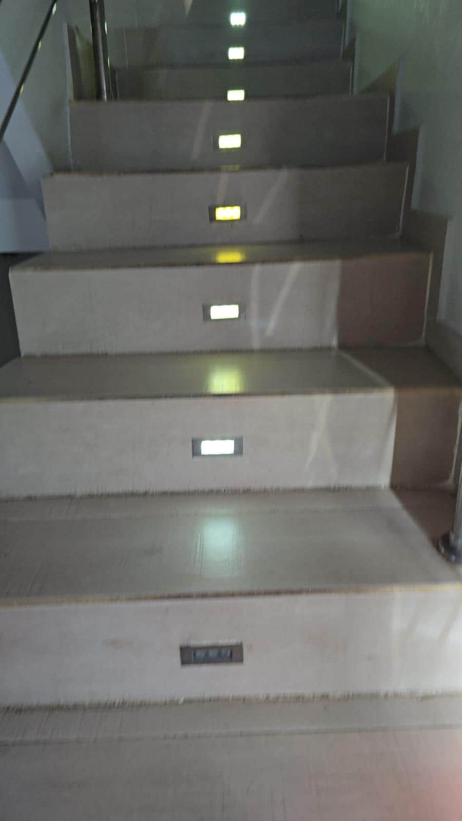 Escaleras estaban oscuras la prendieron cuando llegamos