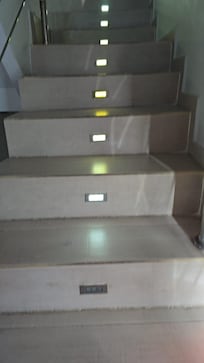 Escaleras estaban oscuras la prendieron cuando llegamos