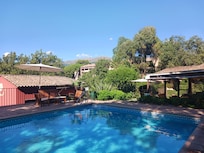 outdoor pool+restaurant