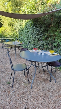 Tavoli all'aperto per colazione