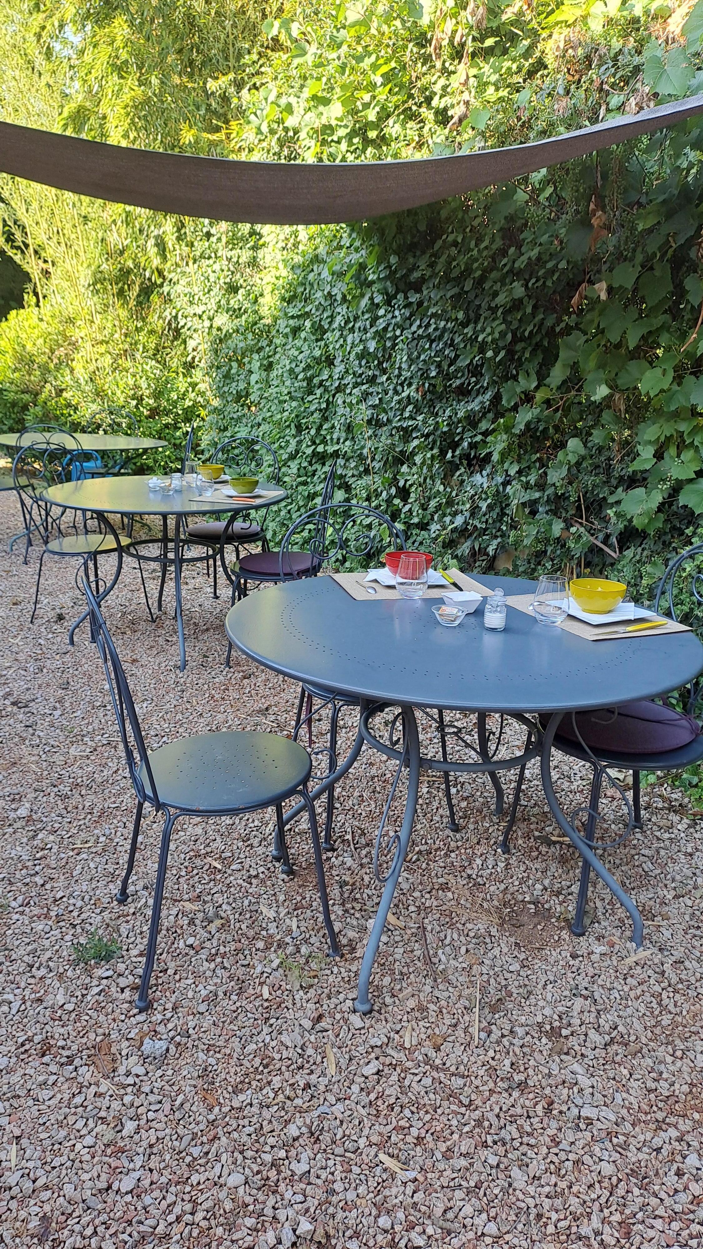 Tavoli all'aperto per colazione 