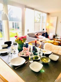 Der lichtdurchflutete Wohnbereich mit Esstisch