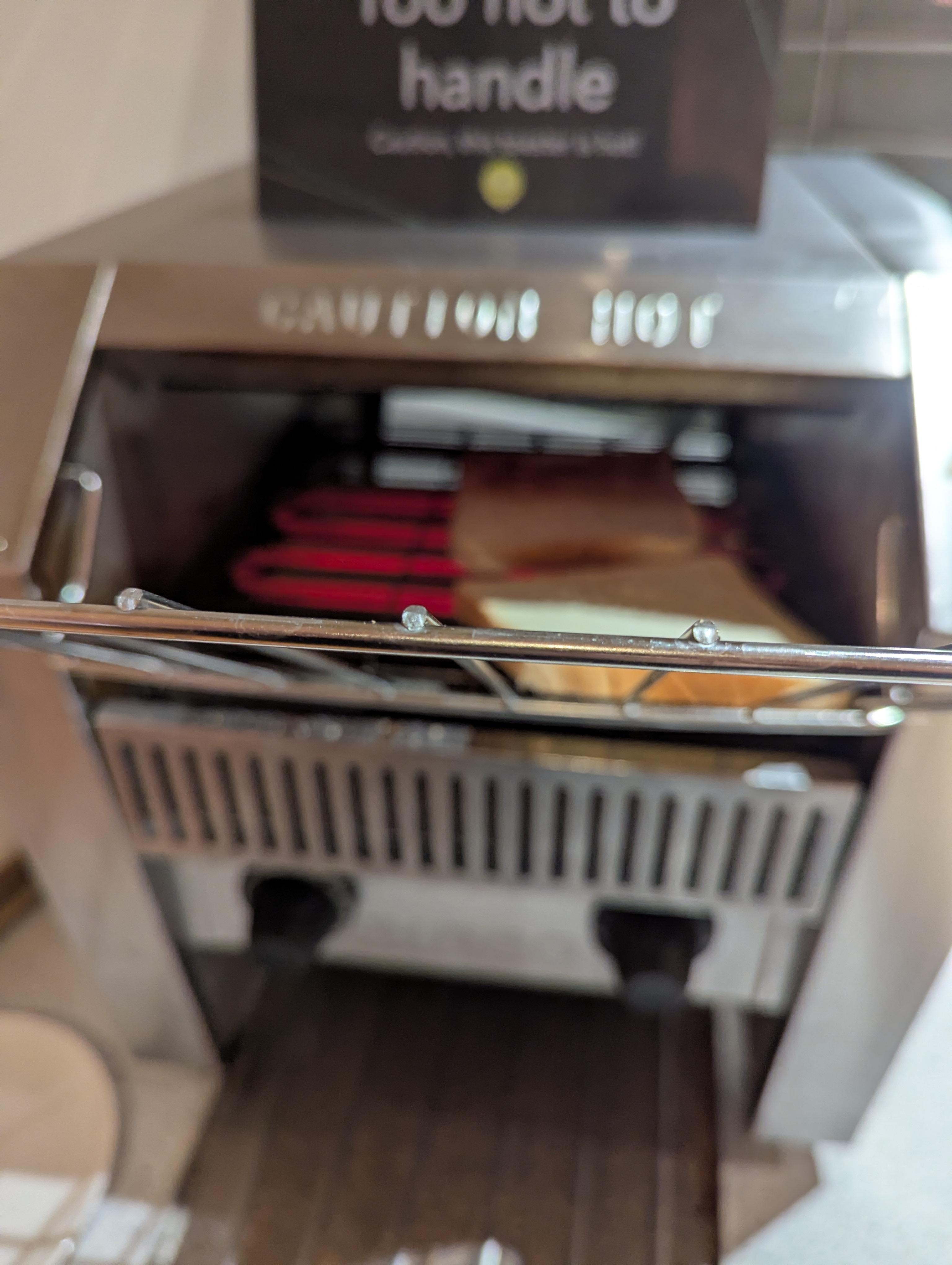 Toast dauert lange. Brötchen gibt es keine und kein normales Brot. 