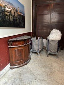 Entrée couverte de poussière jamais nettoyée pendant une semaine