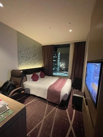 房間乾淨、大小ok(行李箱打得開)