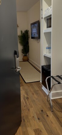 1 King Size Bedroom Room