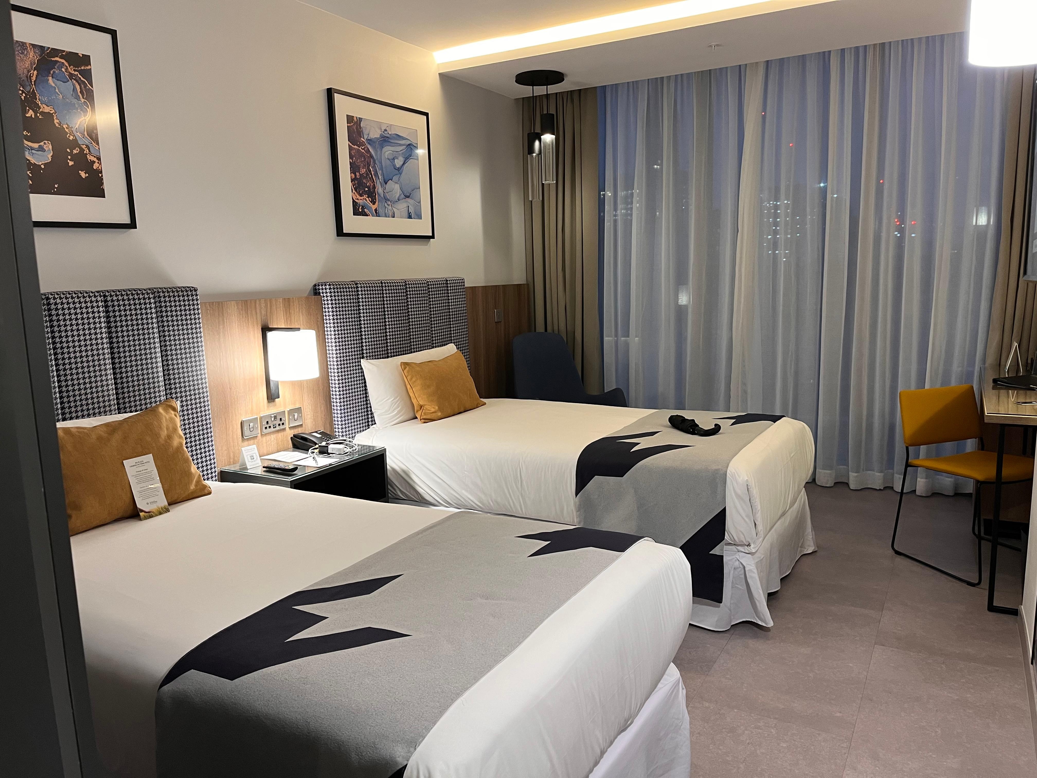 Hyvän kokoinen ja tyylikäs makuupuoli. 