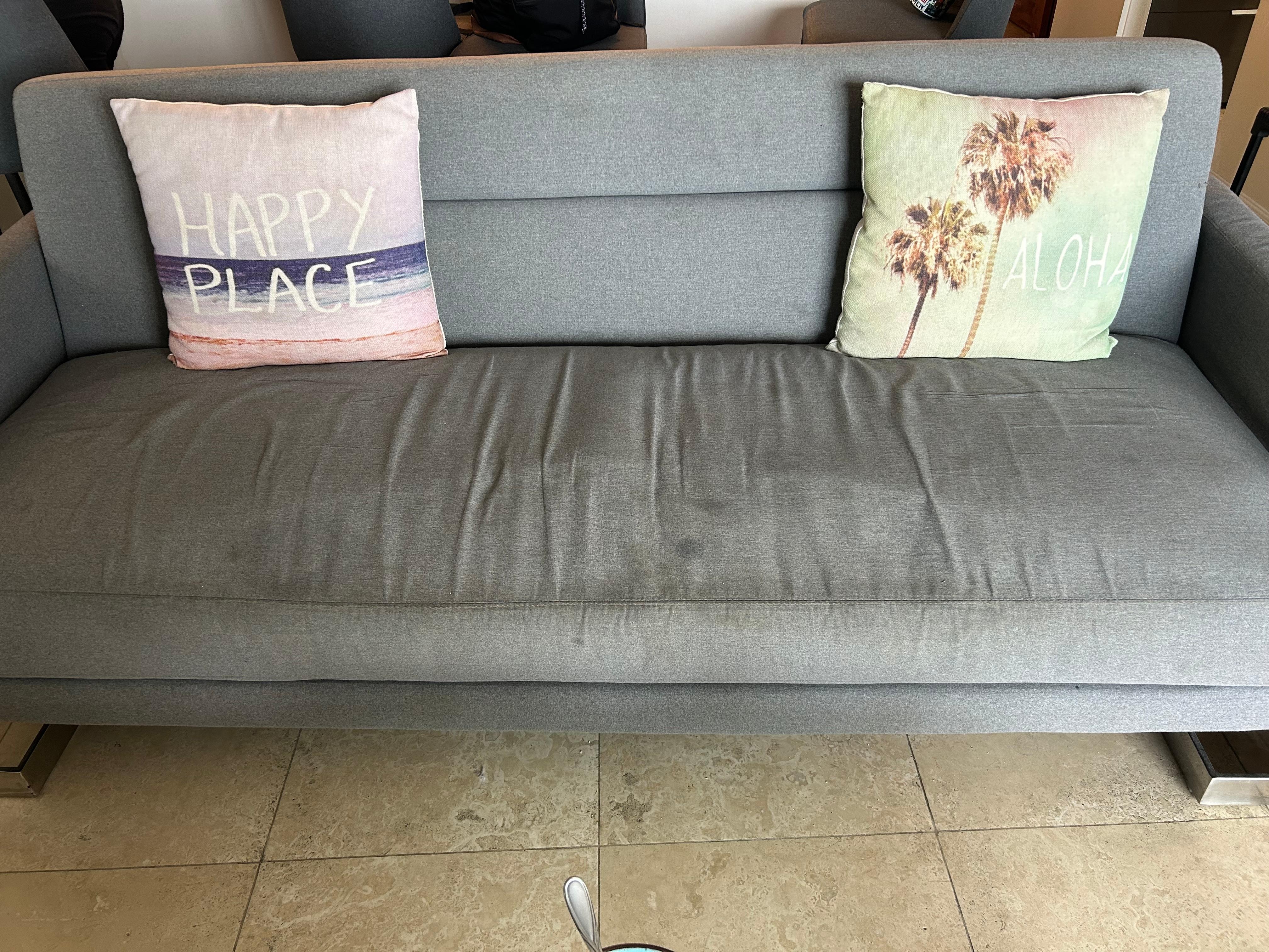 The cushion of the couch is broken and bent. It’s not fixable / can’t make it flat. Super uncomfortable 