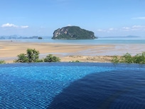 Ausblick vom Pool aufs Meer