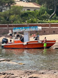 Der Eislieferant kommt regelmĂ€Ăig mit dem Boot in die einzelnen Buchten