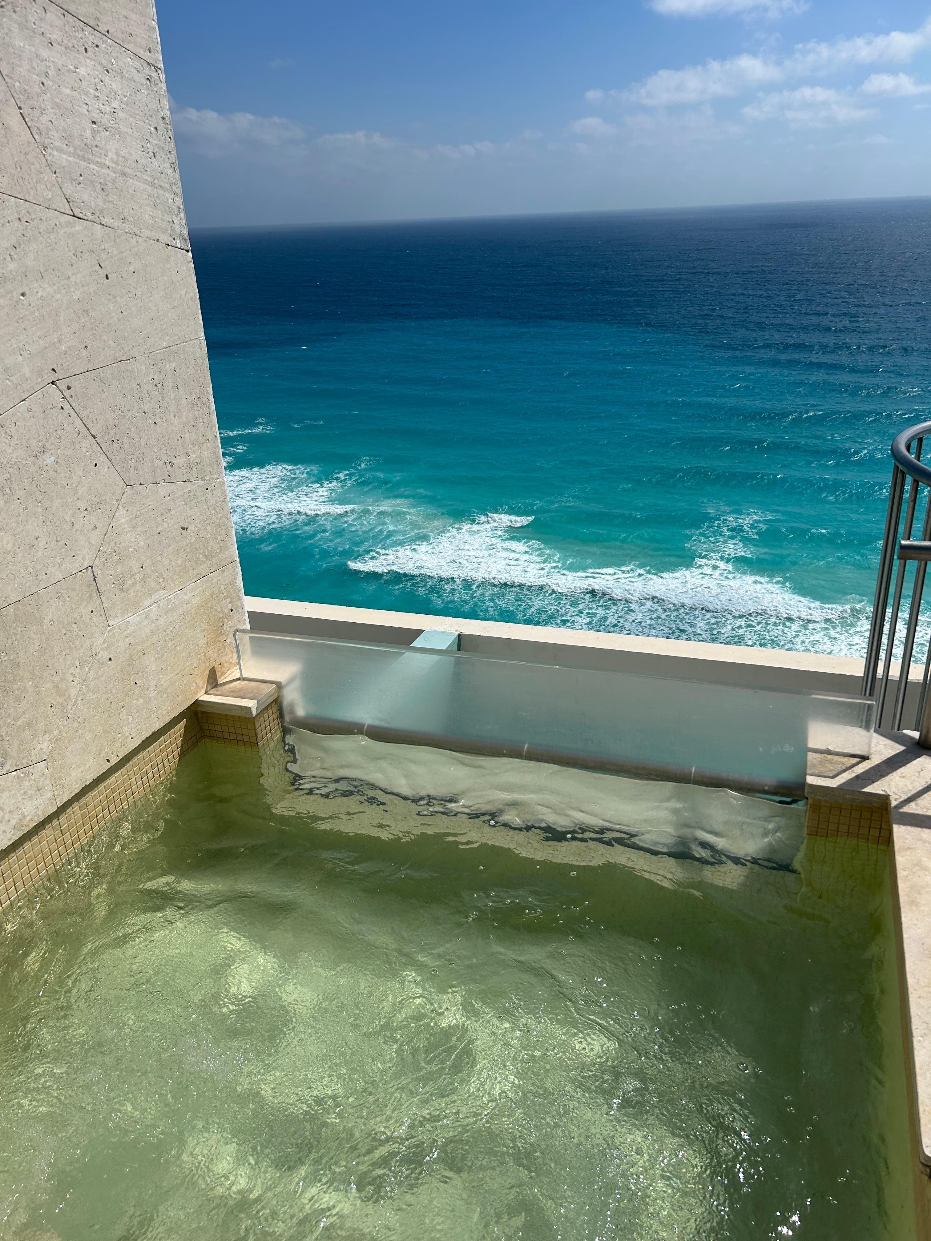 Coral side rooftop suite w jacuzzi 