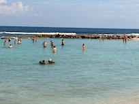 Plage pas loin de hôtel facile accessible avec le petit train