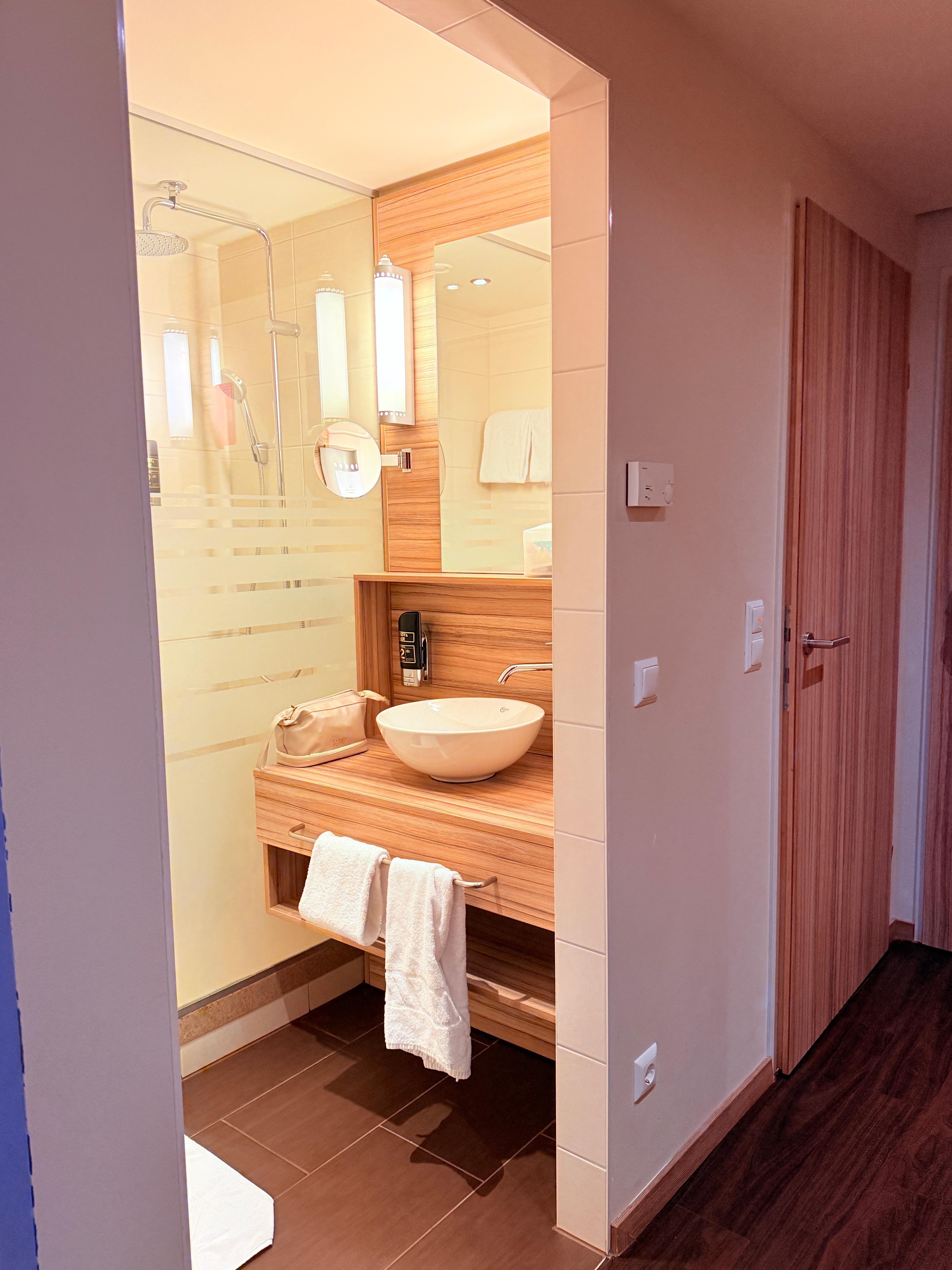 No door for shower room ! 