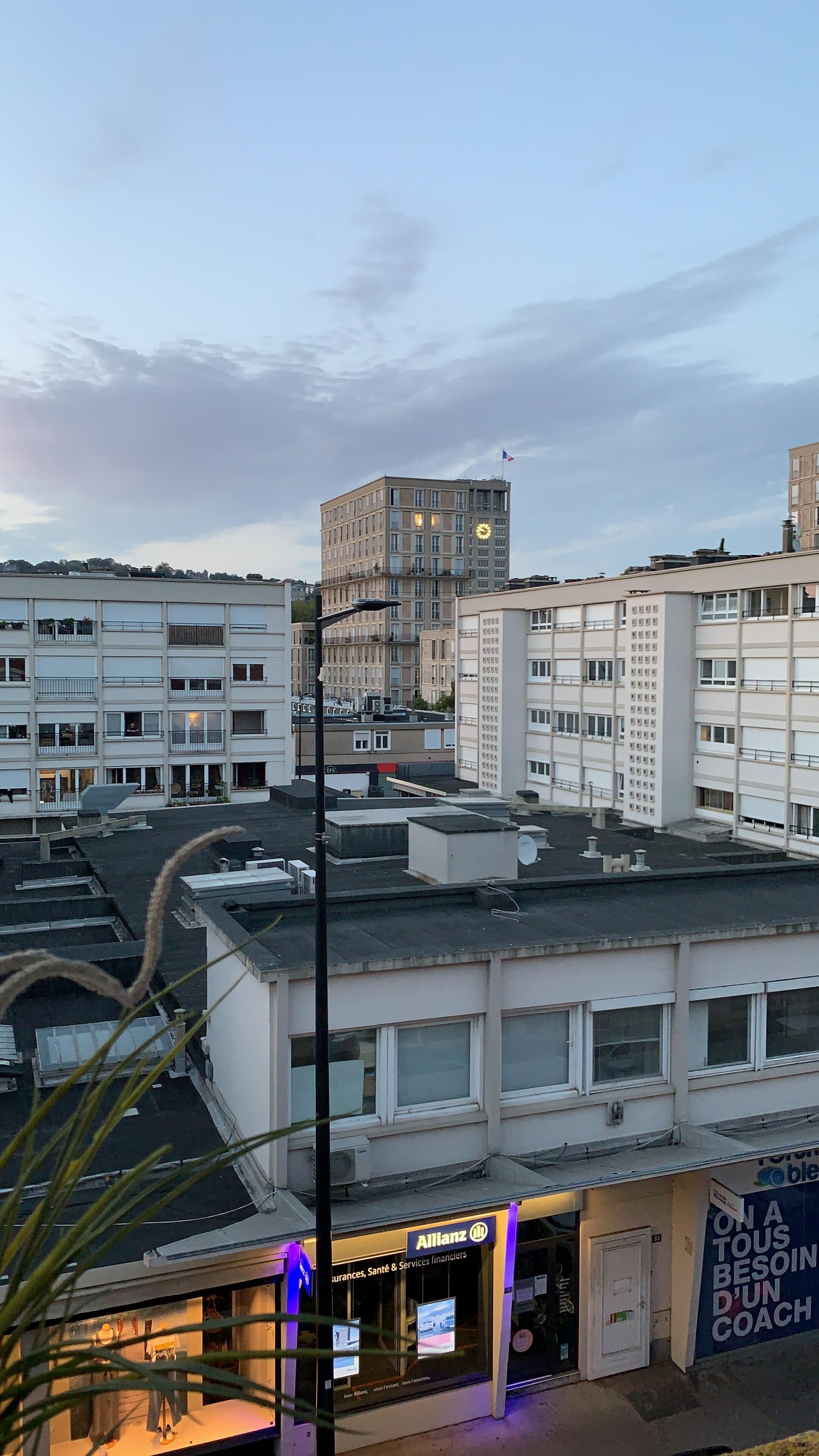 Jolie vue sur l’architecture typique du Havre et l’hôtel de ville en fond
