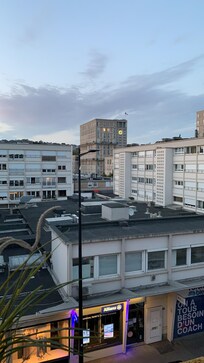 Jolie vue sur l’architecture typique du Havre et l’hôtel de ville en fond