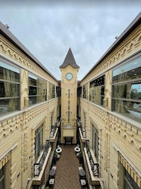 屋上のテラスから中庭を映したところです。