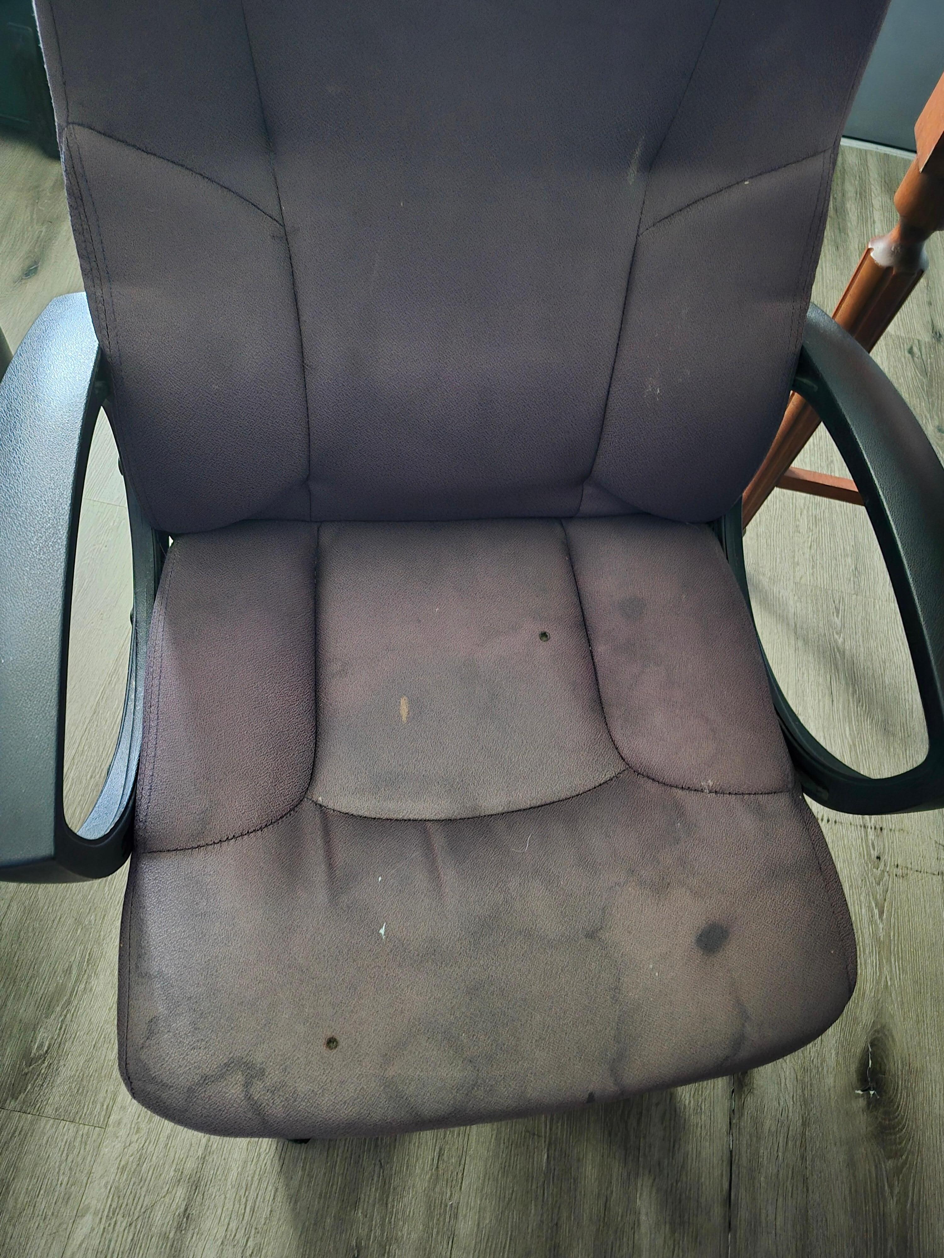 The filthy disgusting desk chair.