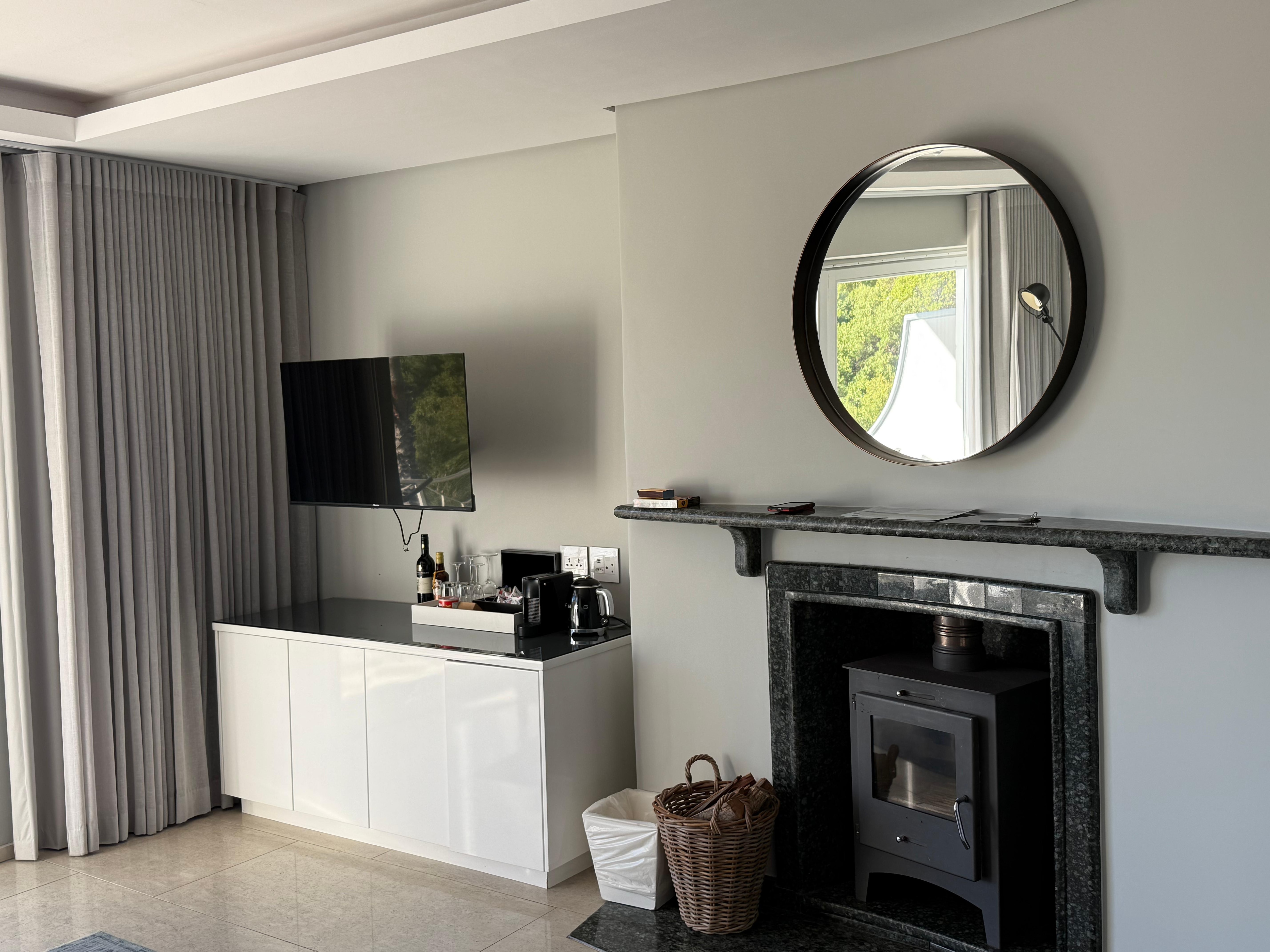 Fireplace & bar area