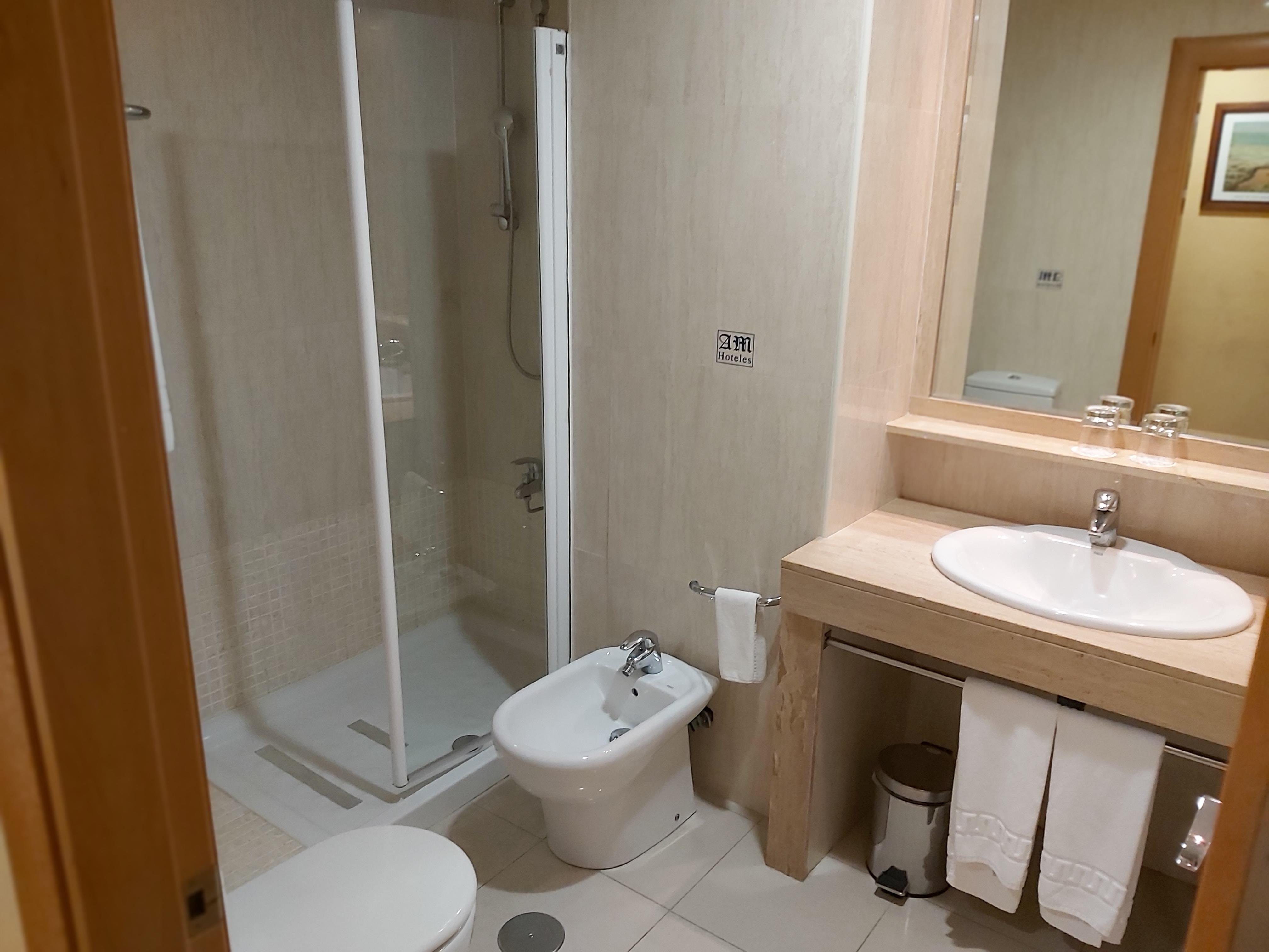 Pesutila oli siisti ja asiallisen kokoinen